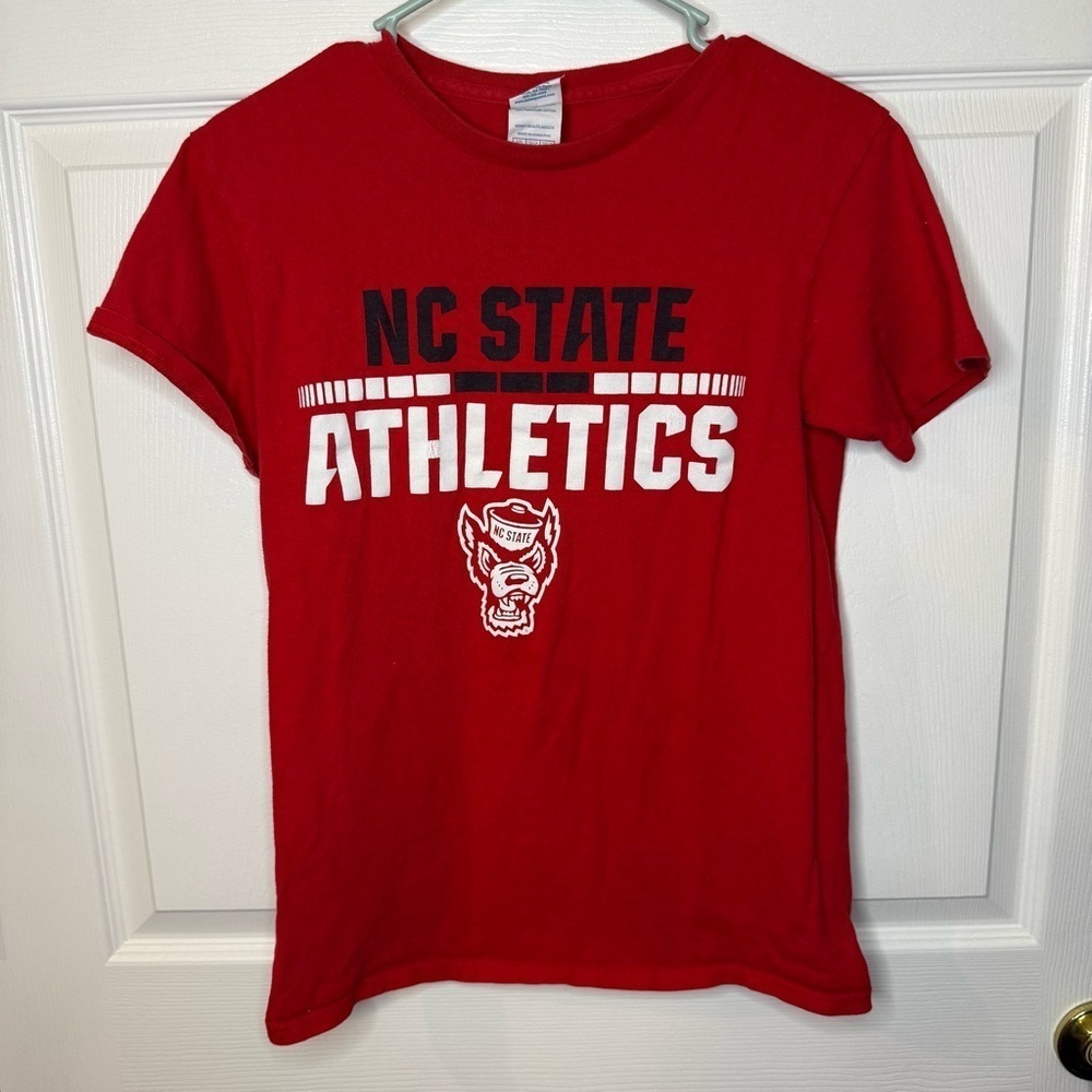 Delta Pro Weight NC State Wolfpack Red Short Sleeve Tee Mens Size Small GUC